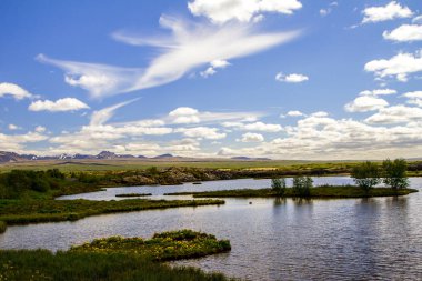 Mavi gökyüzü ile beyaz bulutlar üzerinde ulusal park. Thingvellir İzlanda 12.06,2017