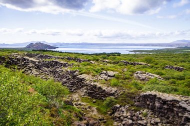 Kayalık sahil ve Milli Parkı nehirde. İzlanda'daki Thingvellir