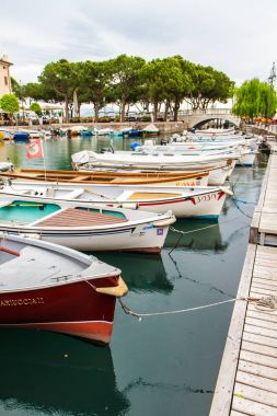 Dock, köprü ve zeytin gemilerde. Garda. İtalya.