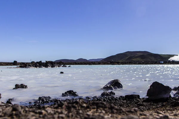 Skaliste wybrzeże i jezioro w Islandii. Blue Lagoon — Zdjęcie stockowe