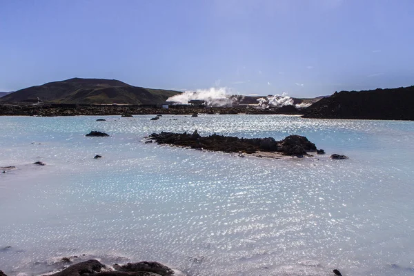 Skaliste wybrzeże i wulkaniczne jezioro w Islandii. Blue Lagoon — Zdjęcie stockowe