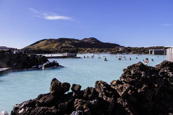 Góry, kamienisty brzeg i jezioro. Blue lagoon w Islandii 11.06,2017 — Zdjęcie stockowe