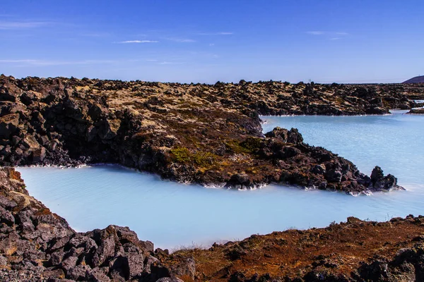 Skaliste wybrzeże i krater basen w Islandii. Blue Lagoon — Zdjęcie stockowe