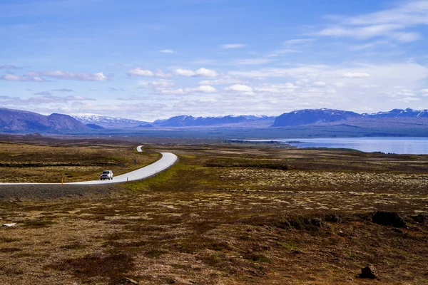 Drogi i pola, rzeki w parku Thingvellir. Islandia 12.06,2017 — Zdjęcie stockowe