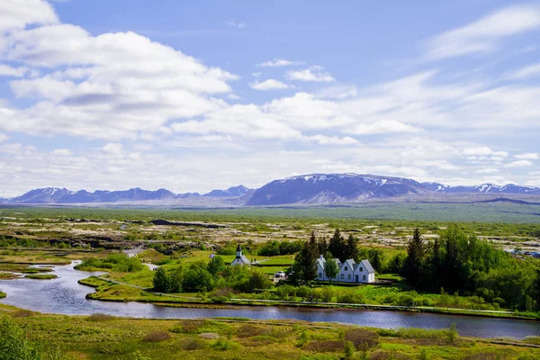 山, 教堂, 公园和河流。Thingvellir 在冰岛12.062017 — 图库照片