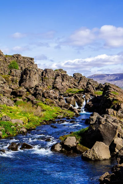 Βράχια και ένα ποτάμι στο εθνικό πάρκο. (Thingvellir) στην Ισλανδία 12.06,2017 — Φωτογραφία Αρχείου