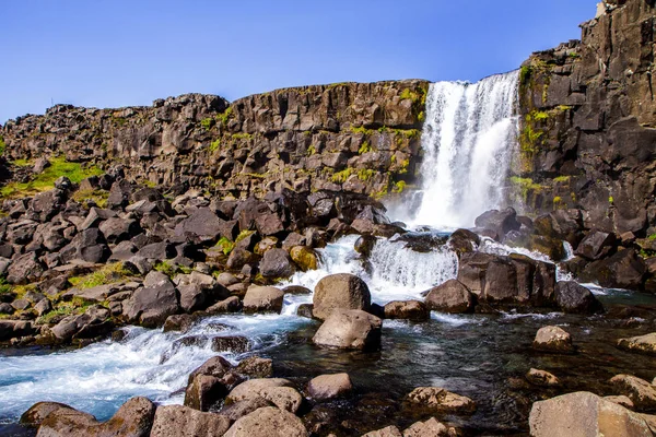 Steinsprang og fossefall i nasjonalparken. Thingvellir på Island 12.06.2017 – stockfoto