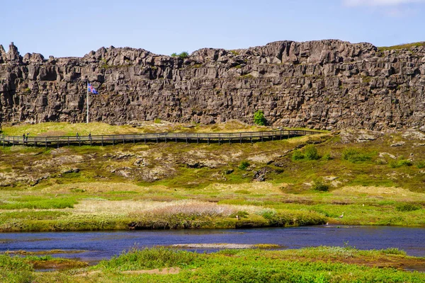 Stone afgrond en een rivier in het nationaal park. Thingvellir in IJsland 12.06,2017 — Stockfoto