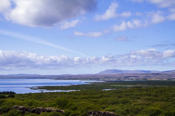 Panorama doliny i rzeki w parku narodowym. Thingvellir w Islandii — Zdjęcie stockowe