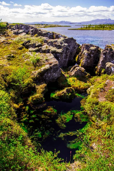 Gorge og elven i nasjonalparken. Thingvellir på Island – stockfoto