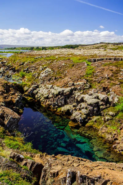 Wąwóz, most i rzeki w parku narodowym. Thingvellir w Islandii — Zdjęcie stockowe