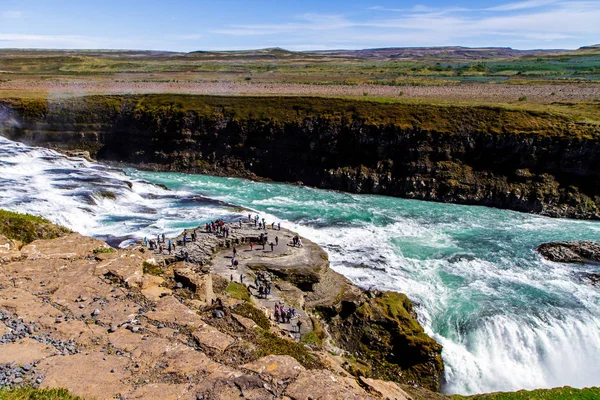 Turystów przy wodospadzie Gullfoss Islandia 11.06,2017 — Zdjęcie stockowe