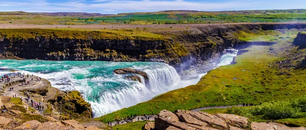 Trawiastych zboczy i wodospad Gullfoss Islandia 11.06,2017 — Zdjęcie stockowe