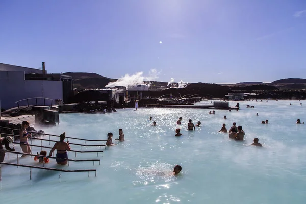 Błękitne laguny, kąpiel w jeziorze. Islandia 11.06,2017 — Zdjęcie stockowe