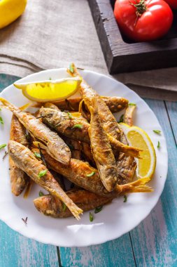 Limon ve otlar bir seramik tabak kızarmış kefal