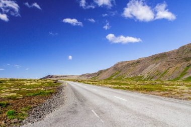 Yol boyunca alan ve hill yan görünüm