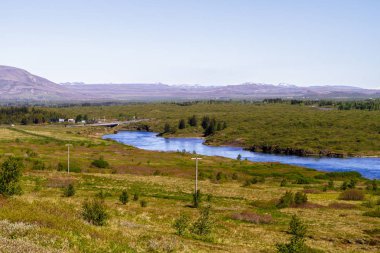 Dağlar, nehir ve İzlanda yan görünüm alanları