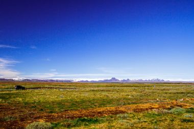 Sonsuz alan ve İzlanda'daki parlak mavi gökyüzü