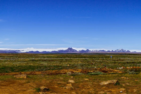 Berg, vulkaniska fält och blå himmel i Island — Stockfoto