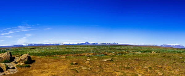 Πανόραμα των βουνών, ηφαιστειακή πεδία και μπλε του ουρανού στην Ισλανδία — Φωτογραφία Αρχείου