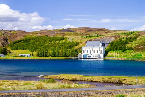 冰岛的湖泊、山脉和树木的岸边的房子 — 图库照片