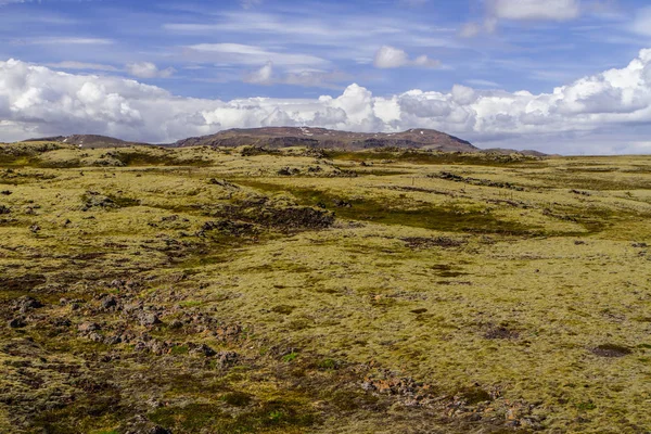 Niebo z chmurami, wulkanicznego pola i drogi. Islandia — Zdjęcie stockowe