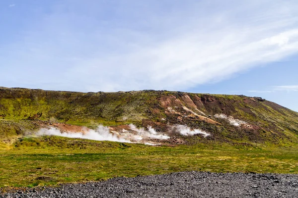 Ånga från källor nära vyn hill sida — Stockfoto