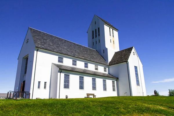 Rad aan de kerk bevindt zich in het vrije veld zijaanzicht. Reykjavik 11.06,2017 — Stockfoto