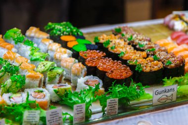 Suşi ve rukkola Dükkanı penceresinde. Mallorca, İspanya