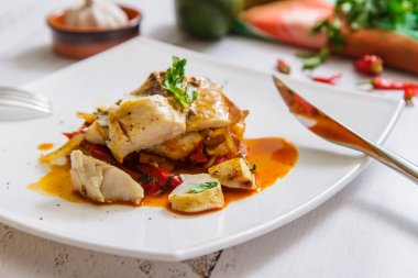 Bask, avokado ve limon yakın çekim pişmiş balık. Fransız mutfağı