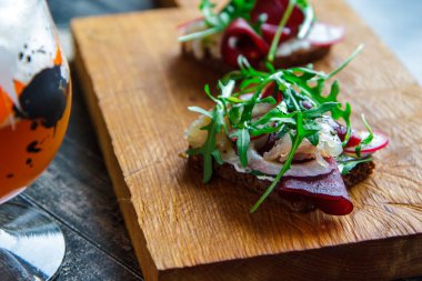 Bruschetta pancar, Balık ve soğan üzerinde kesme tahtası yakın çekim