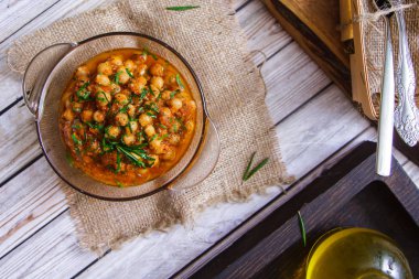 Bir cam kase üstten görünüm otlar ile domates soslu fındık