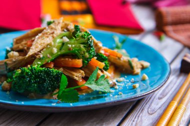 Salata soya kuşkonmaz ve brokoli yakın çekim üzerinden. Fuzhou