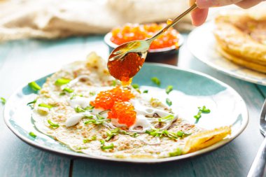 Yemyeşil krep yeşil soğan ve havyar. Rus mutfak