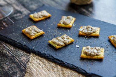 Patlıcan kraker üzerinde krem. Hırvat mutfağı