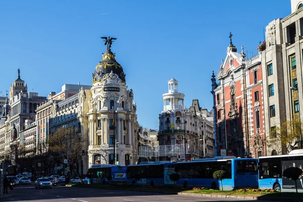 Центр Мадрида, Испания, где Calle de Alcala встречает Гран-Виа. Это одни из самых известных и оживленных улиц Мадрида 29.12.2016 — стоковое фото
