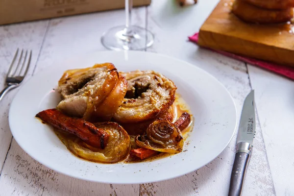 Szeletelt sertés tekercs zöldségekkel, a fehér lemez közelről. Porketta — Stock Fotó