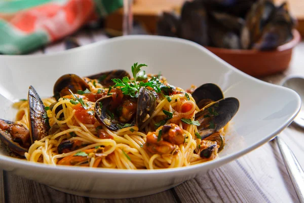Spaghetti met mosselen in tomaten saus close-up Rechtenvrije Stockfoto's