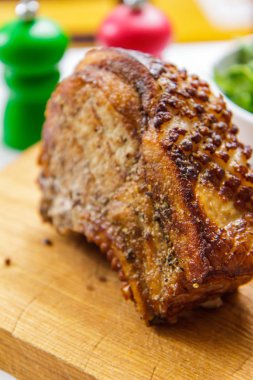 Bir kesme tahtası closeup domuz etinin kızarmış parça