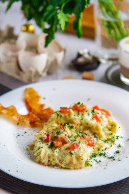 Yumurta ve pastırma beyaz tabak yakın çekim Scramble