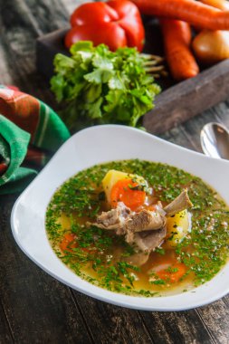 Shurpa koyun eti beyaz bir seramik tabak içinde gelen ana sayfa görünümü