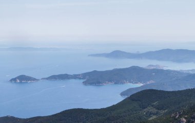 Kaya ve tepeler, deniz ve sis. Hırvatistan
