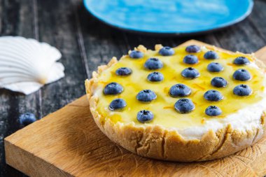 Bir mavi plaka yakın çekim pişirme olmadan yaban mersinli cheesecake