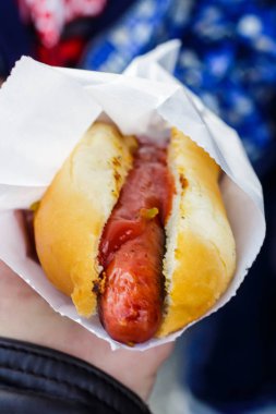 Mavi bir arka plan üzerinde elinde taze sosis