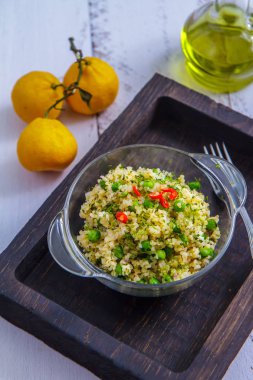 Bir cam kase üstten görünüm bulgur ve yeşil bezelye salatası