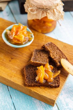 Portakal bir seramik kase ve bir cam kavanoz ve tost dan jam