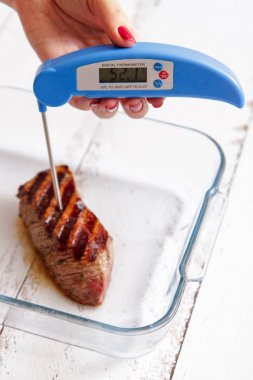 Özel bir cihaz ile kızartılmış sığır eti biftek için sıcaklık tayini