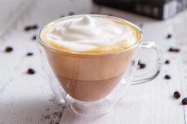 Cam fincan kahve latte beyaz tahtalar üzerinde ile