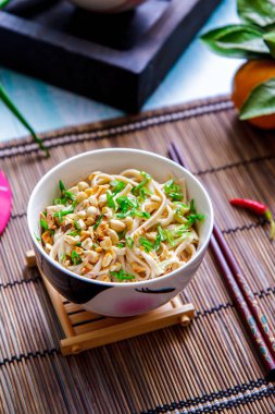 Fıstık ve fındık soslu seramik bir kase erişte