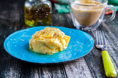 Omlet mavi seramik tabak ve latte yan görünüm